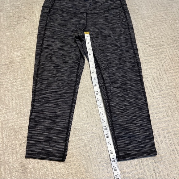 Athleta Energy Chaturanga Black Space Cropped Capri Leggings Women’s Small - Picture 7 of 7